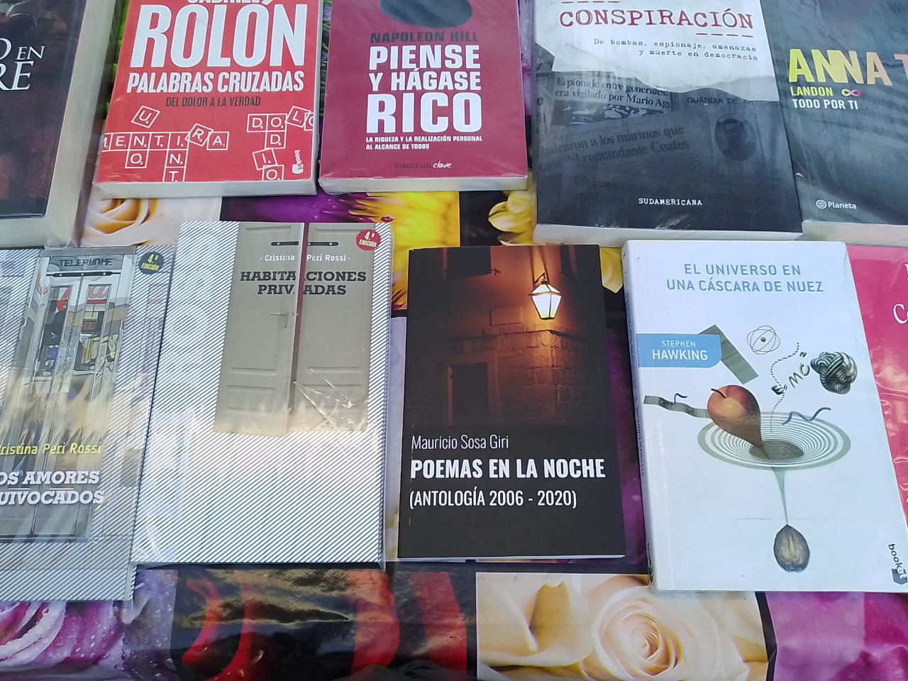 Libro en papel de Poemas en la noche expuesto en un estante para la venta